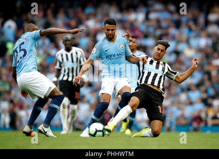 Manchester City's Riyad Mahrez (centre) et Fernandinho (à gauche) bataille pour la balle avec Newcastle United's Ayoze Perez (à droite) au cours de la Premier League match au stade Etihad, Manchester. Banque D'Images