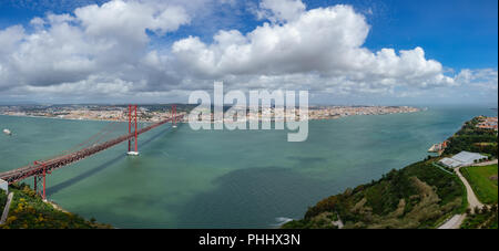 Pont 25 de Abril et panorama de Lisbonne Banque D'Images