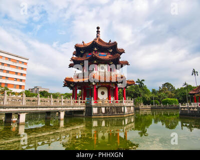 La pagode de style chinois et pont dans l étang à Taipei 228 Peace Memorial Park Banque D'Images