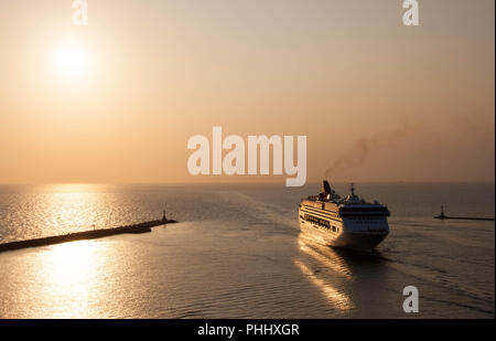 Un Paquebot Paquebot entrant dans le port de Kaohsiung Port au coucher du soleil sous un ciel clair et une mer calme en vue aérienne à Taiwan Banque D'Images