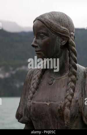 Un mémorial statue par Arnold Huggler à l'écrivain Albert Streich (1897 - 1960) sur les rives de la Brienz en Brienz, Suisse Banque D'Images