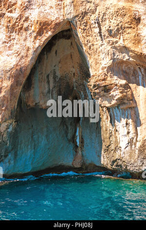 Big sea cave dans la côte méditerranéenne Banque D'Images