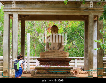 Les touristes adorent Samadhi Buddha statue, Anuradhapura, Sri Lanka Banque D'Images