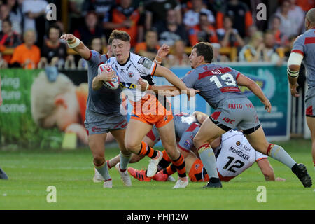 Castleford Tigers Jake Trueman est abordé par les Dragons Catalans Greg Bird (à droite) au cours de la Super League à Betfred le Mend-A-tuyau Jungle, Castleford. Banque D'Images