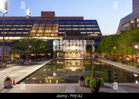 Le North York Civic Centre donnant sur l'étang de Mel Lastman Square au crépuscule. North York, Toronto, Ontario, Canada. Banque D'Images