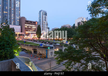 Mel Lastman Square en regardant vers la rue Yonge au crépuscule. North York, Toronto, Ontario, Canada. Banque D'Images