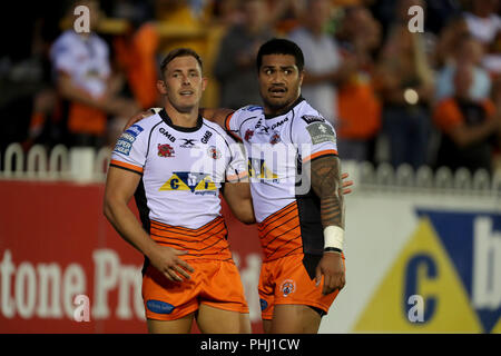 Castleford Tigers' Greg Eden (à gauche) est félicité par Castleford Tigers Peter Matautia après avoir marqué au cours de la Super League à Betfred le Mend-A-tuyau Jungle, Castleford. Banque D'Images