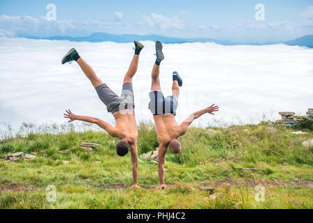 Deux hommes danser et faire des tours acrobatiques Banque D'Images