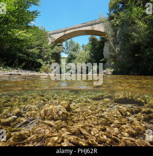 Un pont sur la rivière de rochers sous l'eau, vue fractionnée au-dessus et au-dessous de la surface de l'eau, la Muga, Girona, Alt Emporda, Catalogne, Espagne Banque D'Images