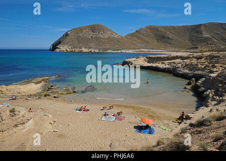 Cove, dans le parc naturel de Cabo de Gata-Nijar, près de la plage El Playazo de Rodalquilar, mer méditerranée, Almeria, Andalousie, Espagne Banque D'Images