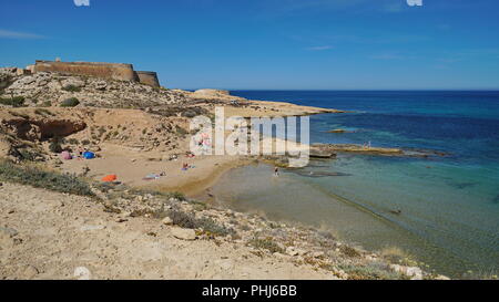 Cove, dans le parc naturel de Cabo de Gata-Nijar avec le château de San Ramon, El Playazo de Rodalquilar, mer méditerranée, Almeria, Andalousie, Espagne Banque D'Images