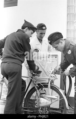 1950 Location en sus. Le fabricant allemand de cyclomoteurs et moteur fournit cette aide Victoria location moteur appelé Vicky. Il peut être monté sur tout les vélos de la roue comme un équipement supplémentaire. Il dispose de 2 ch et deux pignons. Lorsqu'il est utilisé il n'y a pas de taxe ou de permis de conducteurs neccesary. Lors de l'achat de location et le moteur en même temps, le prix est de 690 sek. Ici le jeune adolescent qui obtient le réservoir d'essence rempli à une station d'essence Esso. La Suède 1950 Photo Kristoffersson 1-1 Banque D'Images