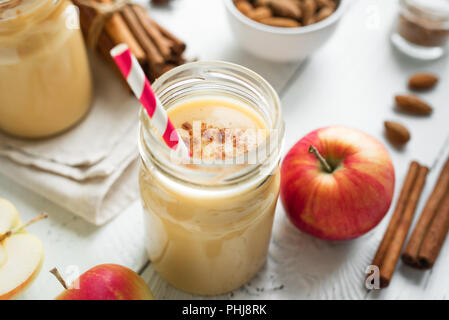 Apple pie smoothie boisson avec protéines de lait d'amande. Smoothie aux pommes maison avec apple pie épices (cannelle) on white background. Banque D'Images