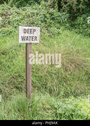 Avertissement signe d'eau profonde - mais l'eau séché grâce à la canicule 2018 UK. L'évaluation de la sécurité la métaphore, l'analyse du risque, signe d'avertissement public. Banque D'Images