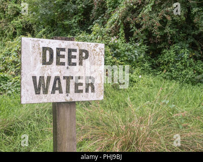 Avertissement signe d'eau profonde - mais l'eau séché grâce à la canicule 2018 UK. L'évaluation de la sécurité la métaphore, l'analyse du risque, signe d'avertissement public. Banque D'Images