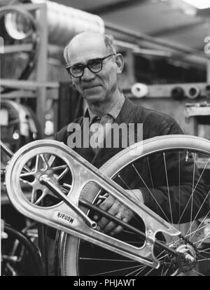 Factory dans les années 1950. Un travailleur de la société moto et vélo Monark en Suède. Il est debout par un vélo qui a presque fini en production. Suède 1958 Banque D'Images