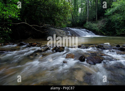 Faites glisser l'eau chute d'eau sur le ruisseau Wildcat à Clarkesville, Georgia. Banque D'Images