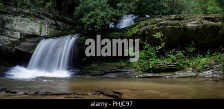 Stich panoramique montrant les formations rocheuses uniques entourant Raper Creek Falls à Clarkesville, Georgia. Banque D'Images