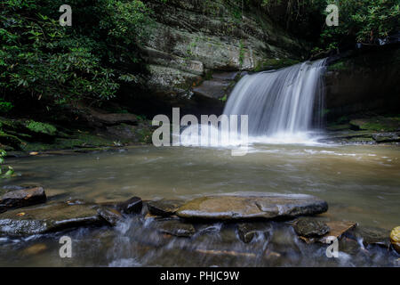 Après-midi d'été à Raper Creek Falls à Clarkesville, Georgia. Banque D'Images