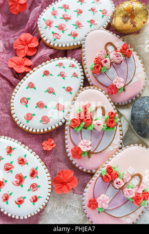 Les cookies de Pâques sous la forme d'oeufs. Banque D'Images