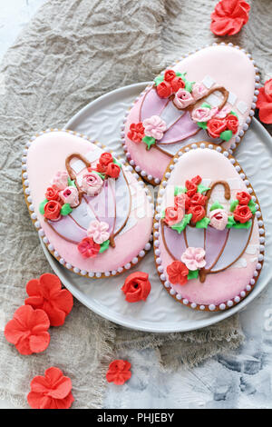 Les cookies avec oeufs de pâques décoration florale. Banque D'Images