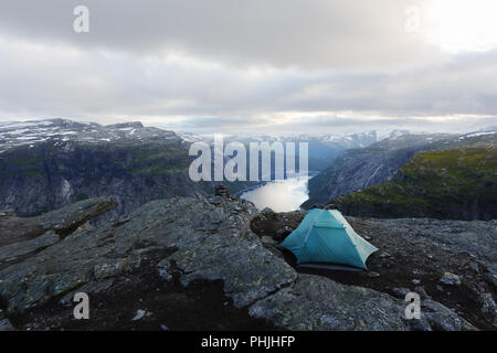 Seul tente sur Trolltunga rock Banque D'Images