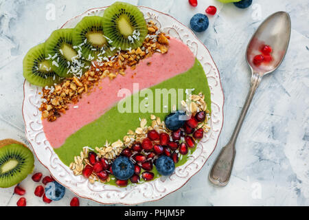 E bol d'épinards et fraises avec des baies et des fruits. Banque D'Images