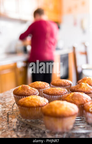Lot de petits gâteaux faits maison ou des muffins fraîchement cuits au four Banque D'Images
