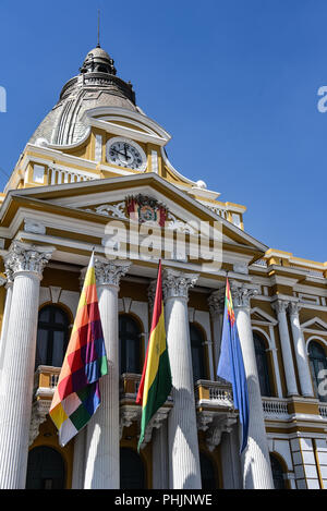 Drapeaux au vent à l'extérieur du bâtiment du Congrès national, de la plaza Murillo, La Paz, Bolivie Banque D'Images