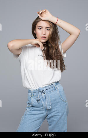 Jeune femme portant des T-shirt blanc avec copie espace, isolé sur fond gris Banque D'Images