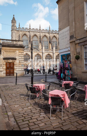 Cafe des tables et des chaises dans une rue pavée, Bath, Royaume-Uni Banque D'Images