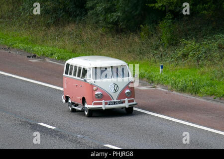 Années 1965 60 sixties 1500cc rose blanc VW Volkswagen split screen voitures classiques vintage, vétéran chéri, ancienne minuterie restaurée, moteurs de collection, patrimoine, préservé, collectable, vieux véhicule rétro allemand, Royaume-Uni Banque D'Images