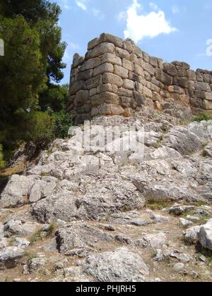 La Grèce, l'ancien site archéologique de Mycènes. Un imposant mur de défense extérieure intacte et de la citadelle. Banque D'Images