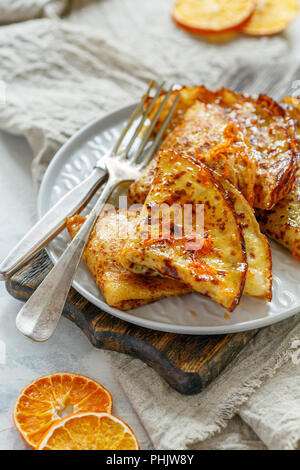 Des crêpes à l'orange douce sauce, crêpes Suzette. Banque D'Images