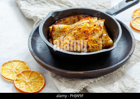 Crêpe Suzette à l'orange. Banque D'Images