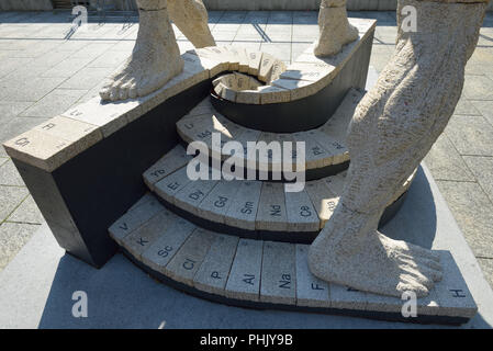 Une sculpture contemporaine sur des éléments chimiques exposée dans le centre-ville piétonnier de Vaduz FL Banque D'Images