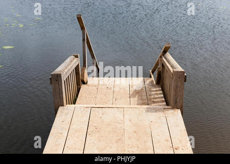 Les planches de bois près du lac avec l'eau sombre, faite dans la campagne, gros plan Banque D'Images