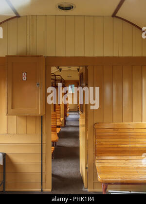 Ancien train avec bancs en bois de troisième classe Banque D'Images