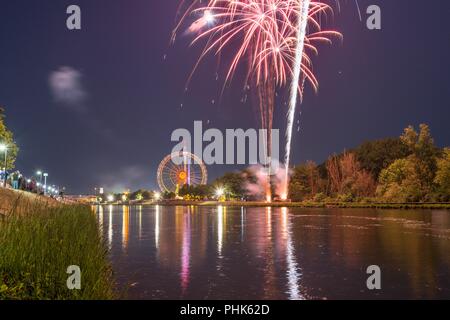 Les artifices de la Maidult avec grande roue à Regensburg, Allemagne Banque D'Images