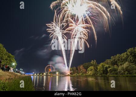 Les artifices de la Maidult avec grande roue à Regensburg, Allemagne Banque D'Images