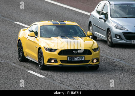 Voiture floue MD67NFP Shelby Ford Mustang GT AUTO American muscle car la vitesse de l'obturateur lent mouvement du véhicule Banque D'Images