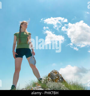 Femme heureuse sur le sommet d'une montagne Banque D'Images