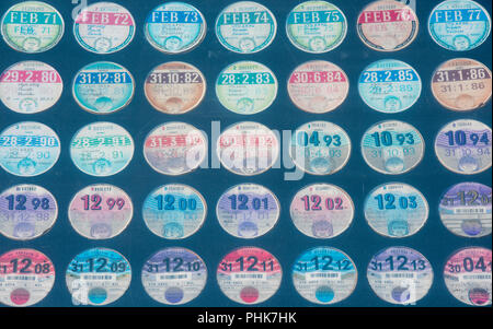 Vintage road fund de l'impôt sur les disques licence dislay sur une voiture et salon de l'automobile. Banque D'Images