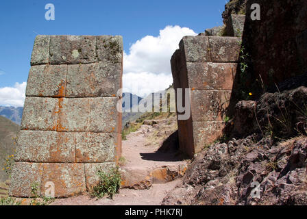 Ruines de l'ancienne citadelle de Incas sur la montagne, Pisac, Pérou Banque D'Images