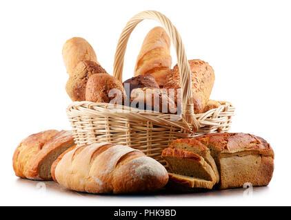 Panier en osier avec un assortiment de produits à pâtisserie isolé sur fond blanc Banque D'Images