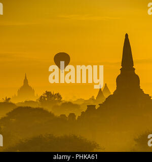 Lever de soleil sur l'ancienne Bagan, Myanmar Banque D'Images