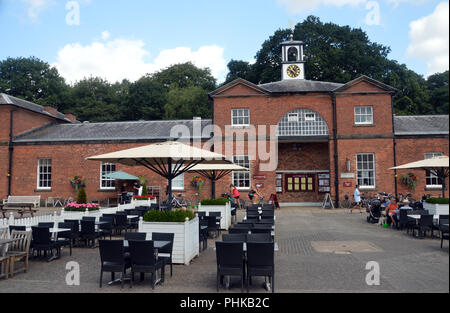 Les Écuries Restaurant dans la cour stable à Tatton Park, Knutsford, Cheshire, Angleterre, Royaume-Uni. Banque D'Images