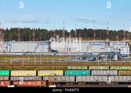 Saint-pétersbourg, Russie - Août 7, 2018 : une vue générale de réservoirs d'huile dans l'Transneft Ust-Luga près du Port de Saint Petersbourg. Banque D'Images