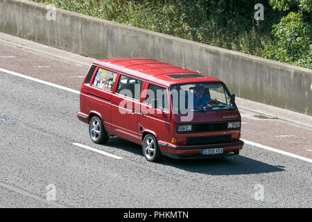 1987 VW ROUGE D399VDV 2010 BMW M6 sur le camping-car, Lancaster, UK Banque D'Images