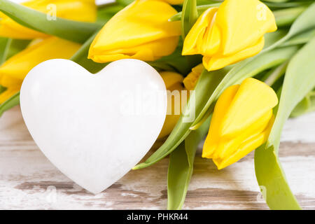 Bouquet de tulipes colorées avec cœur et copy space Banque D'Images